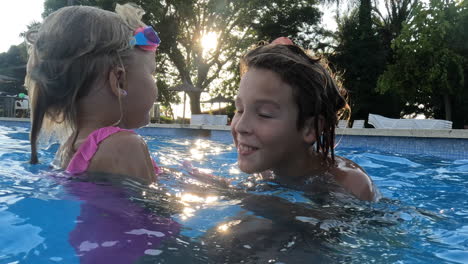 Bruder-Und-Schwester-Spielen-Im-Pool