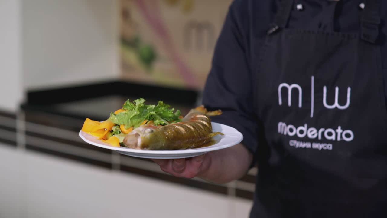 chef presentando un delicioso plato de pescado horneado