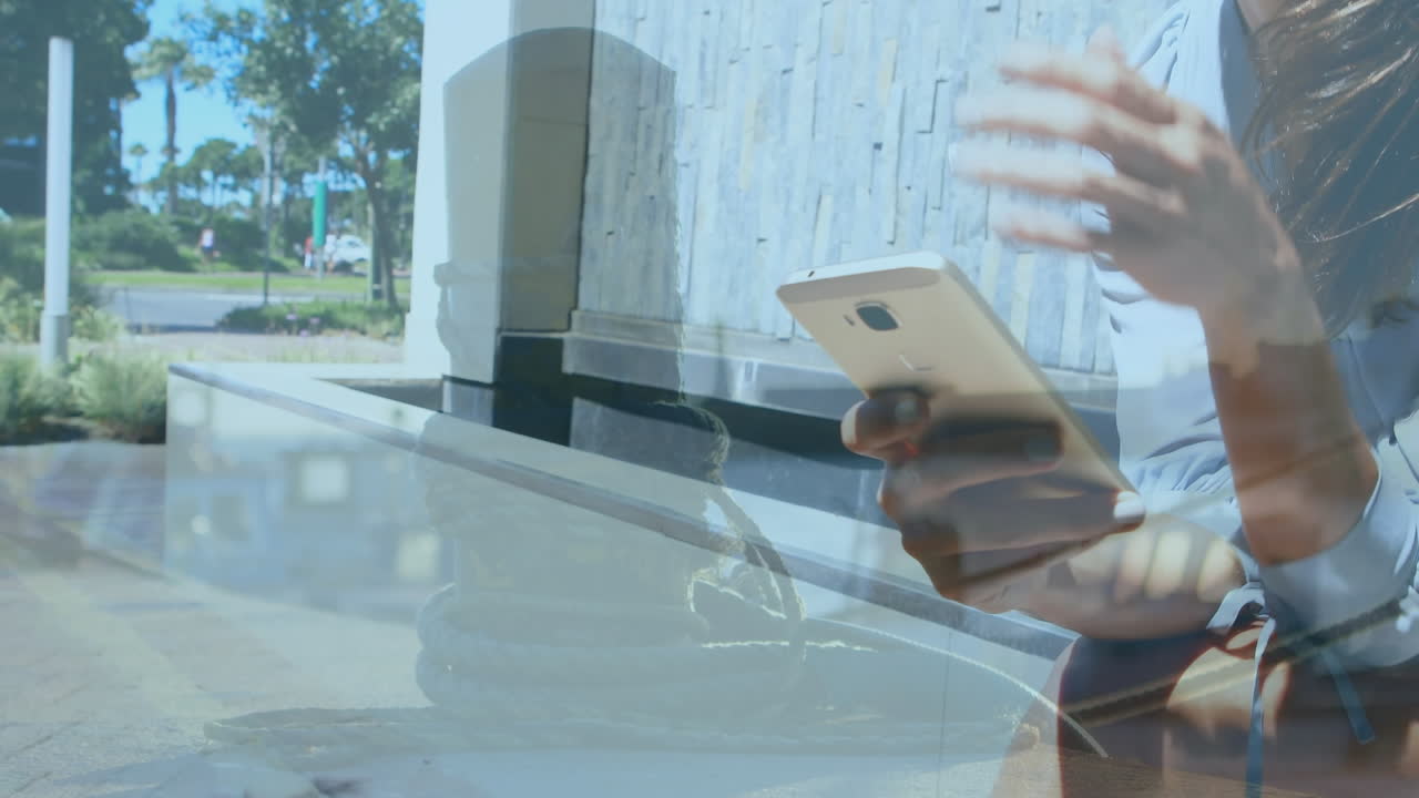 해양 풍경 위에서 스마트폰을 사용하는 백인 여성의 애니메이션