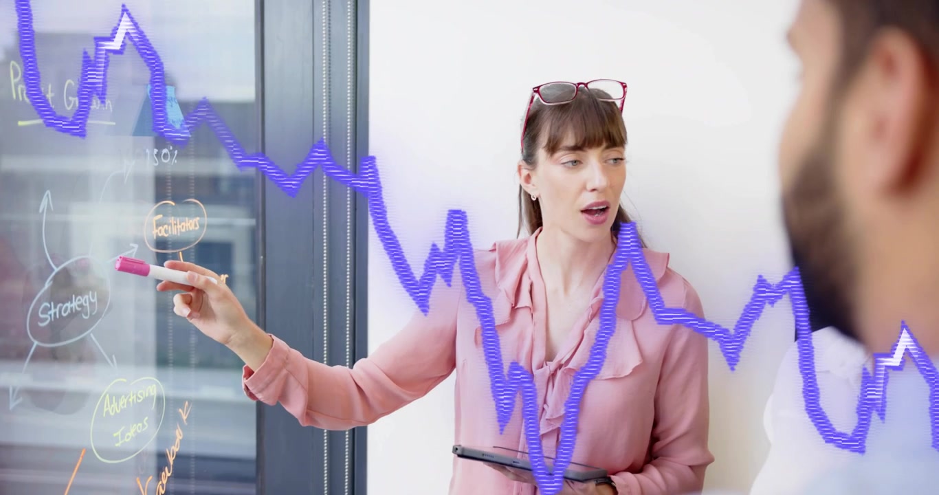 Donna che entra con un pennarello, tracciando un grafico di strategia che mostra i cambiamenti del mercato e invita alla discussione.