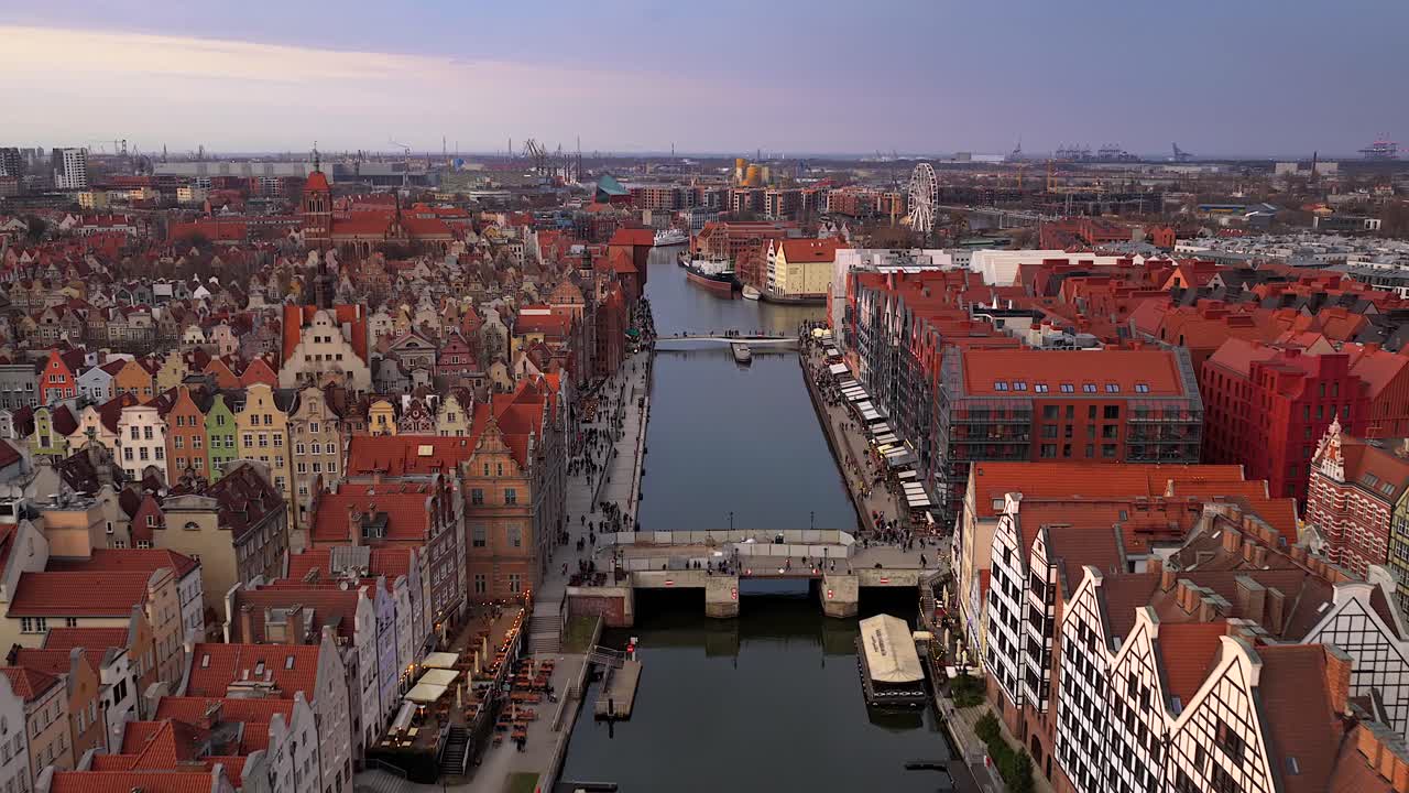 Filmato aereo che avanza sopra il fiume Motlawa nel centro storico di Danzica, Polonia, con architettura classica e ponti