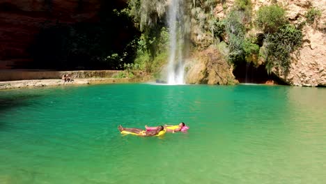 parejas diversas enfriando en flotadores
