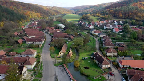 Pueblo-De-Vista-Aérea-En-Hungría-Jósvafő,-En-Otoño