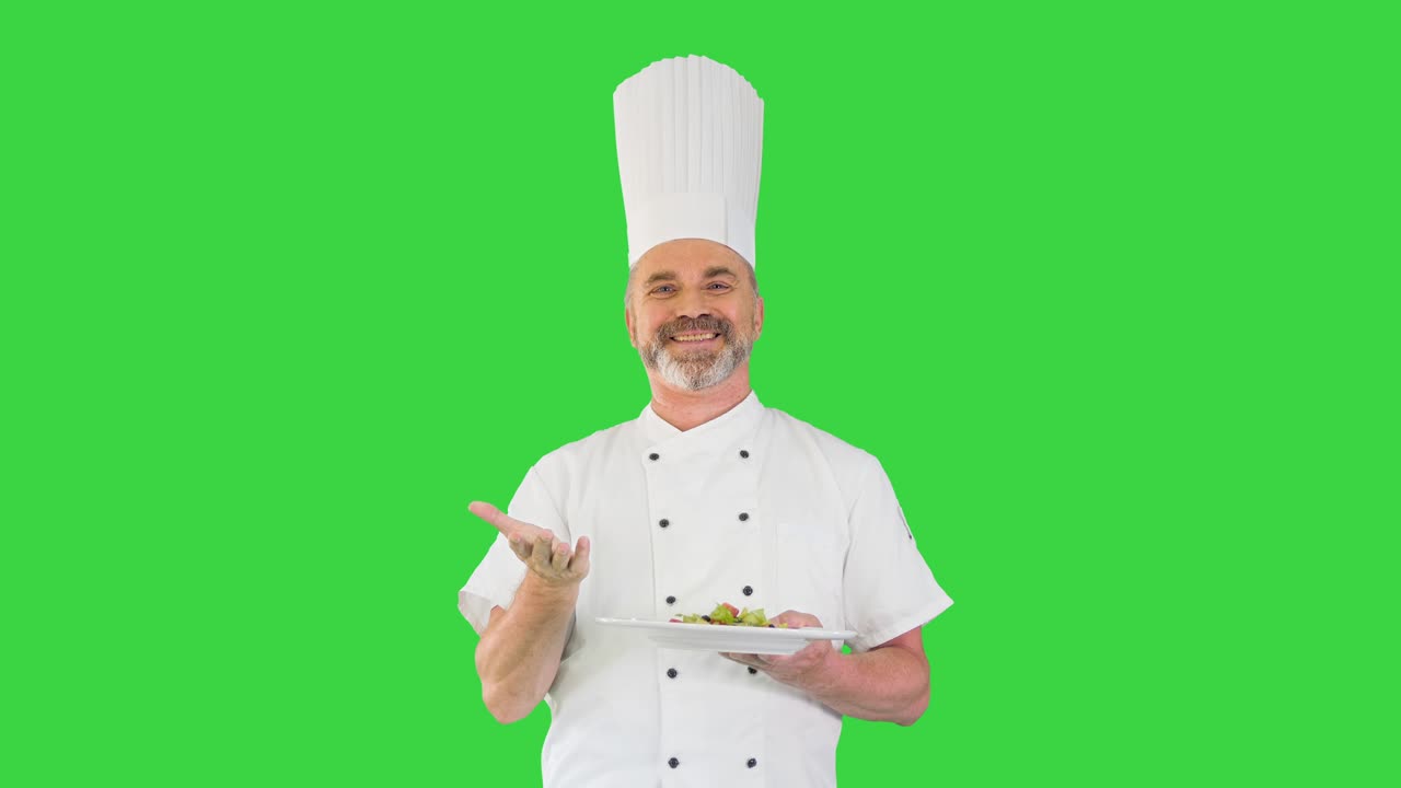 Chef che guarnisce la sua insalata e guarda la telecamera sorridendo su Green Screen, Chroma Key