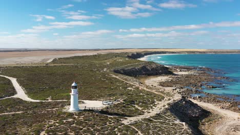 Excelente-Toma-Aérea-De-Un-Faro-Cerca-De-Las-Costas-Rocosas-De-Cursi-Point-En-La-Península-De-Yorke,-Australia