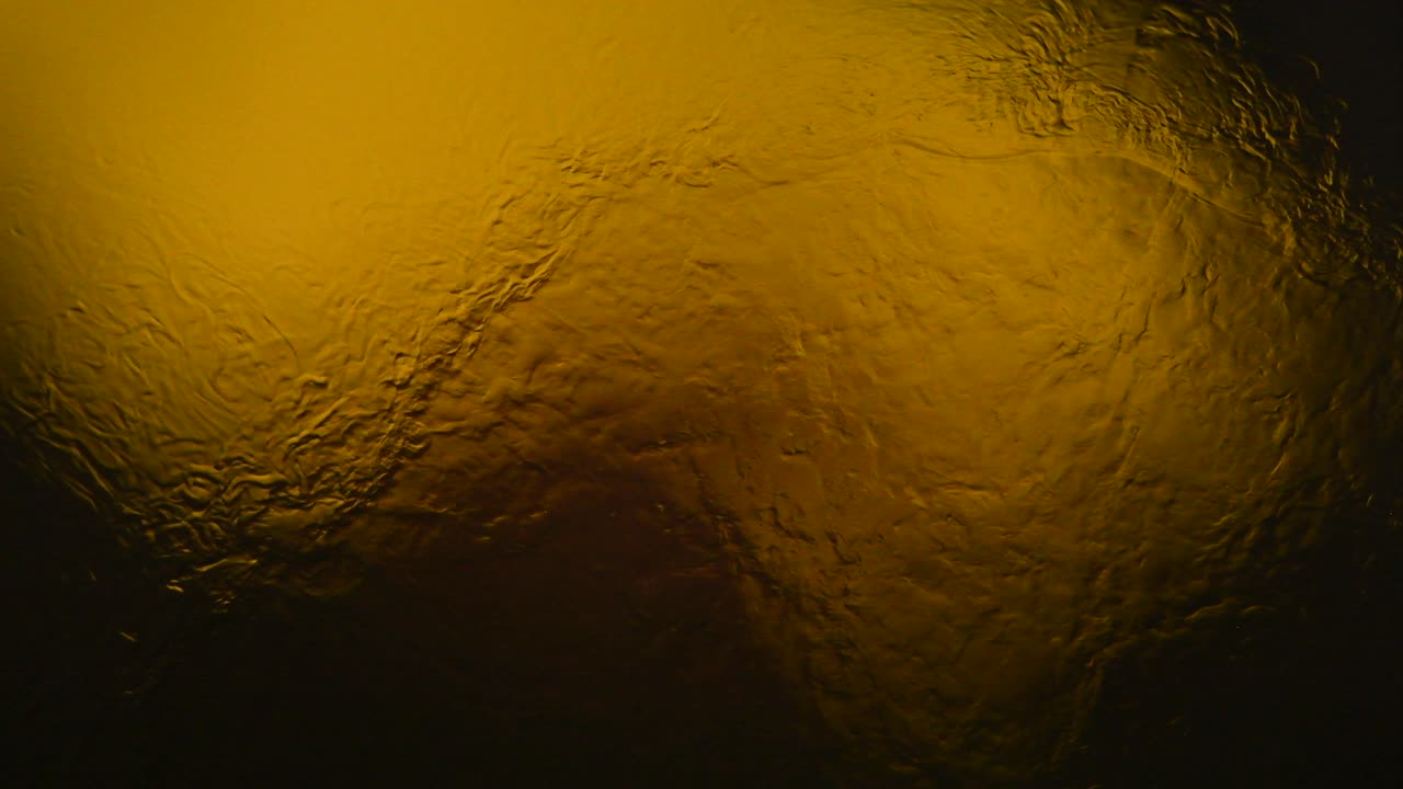 un brillo dorado con energía suave