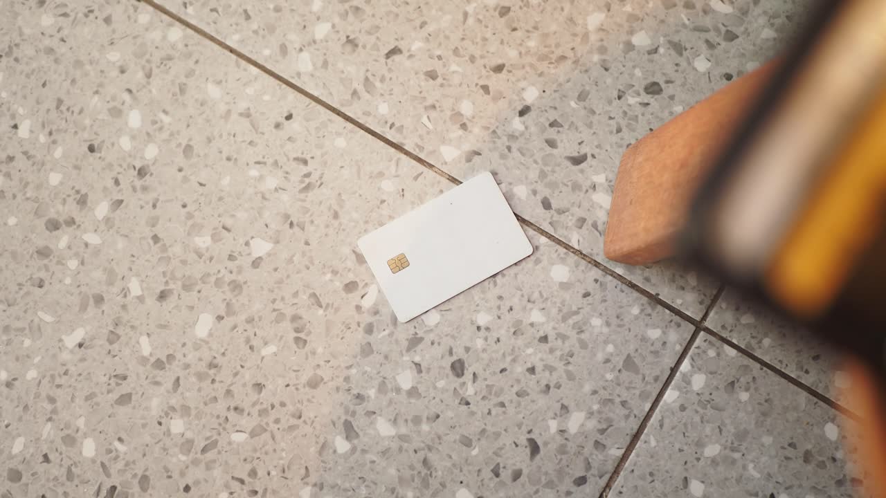 Tabt kreditkort på klinkegulv