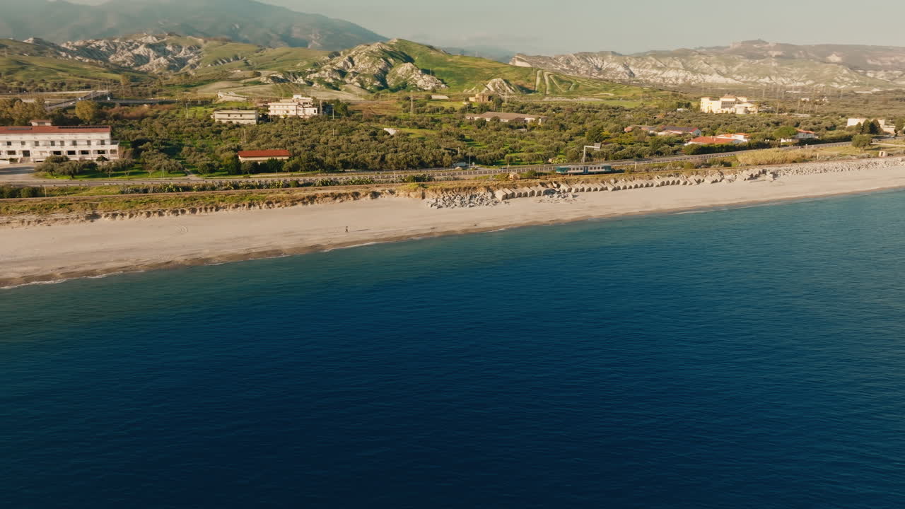 İtalya'nın Calabria bölgesinde deniz kenarında küçük tren taşımacılığı ve demiryolu seyahati.