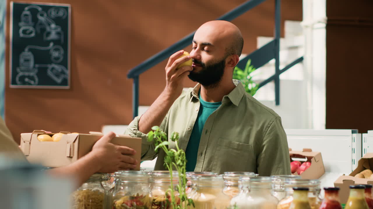 cliente disfrutando del rico aroma del limón