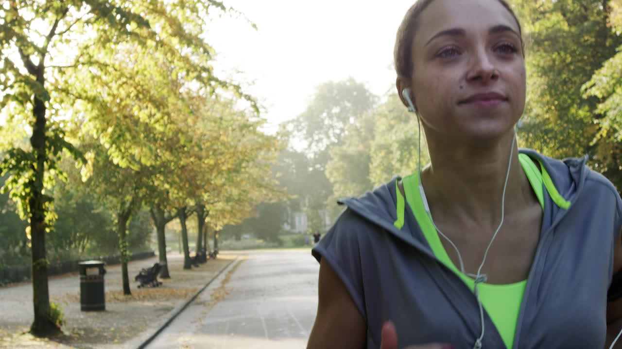 corredora mujer corriendo en el parque haciendo ejercicio al aire libre rastreador de fitness tecnología portátil