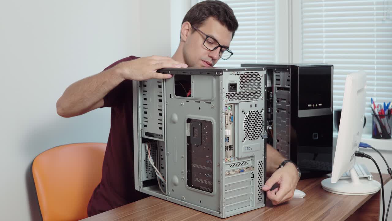 컴퓨터 서비스 노동자가 스크루드라이버를 사용하여 사무실에서 고장난 컴퓨터를 수리하고 컴퓨터 하드웨어를 업그레이드합니다. 지원 팀. 컴퓨터 유지 보수. 4k로 촬영