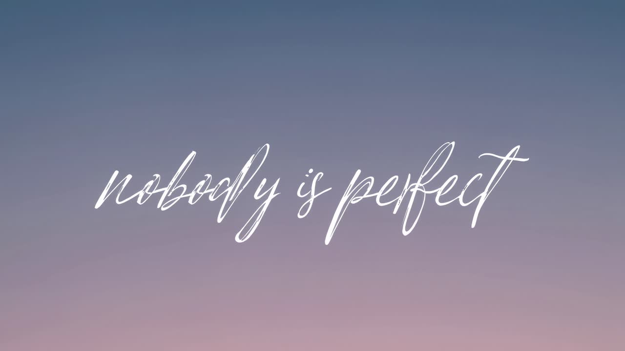 Testo motivazionale 'nessuno è perfetto' in carattere elegante su uno sfondo sfumato del cielo