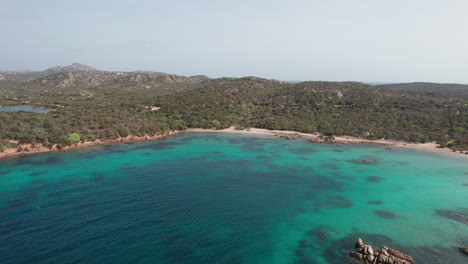 Vista-Aérea-En-órbita-Sobre-Una-De-Las-Hermosas-Playas-De-La-Isla-De-Caprera-En-La-Isla-De-Cerdeña.