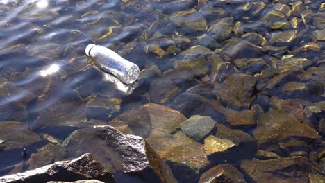 Botella-De-Plástico-Descartada-Flotando-En-Aguas-Poco-Profundas-Que-Contaminan-El-Fiordo-Noruego