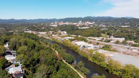 video aéreo de drones de 4k de west asheville, carolina del norte, a lo largo del río french broad