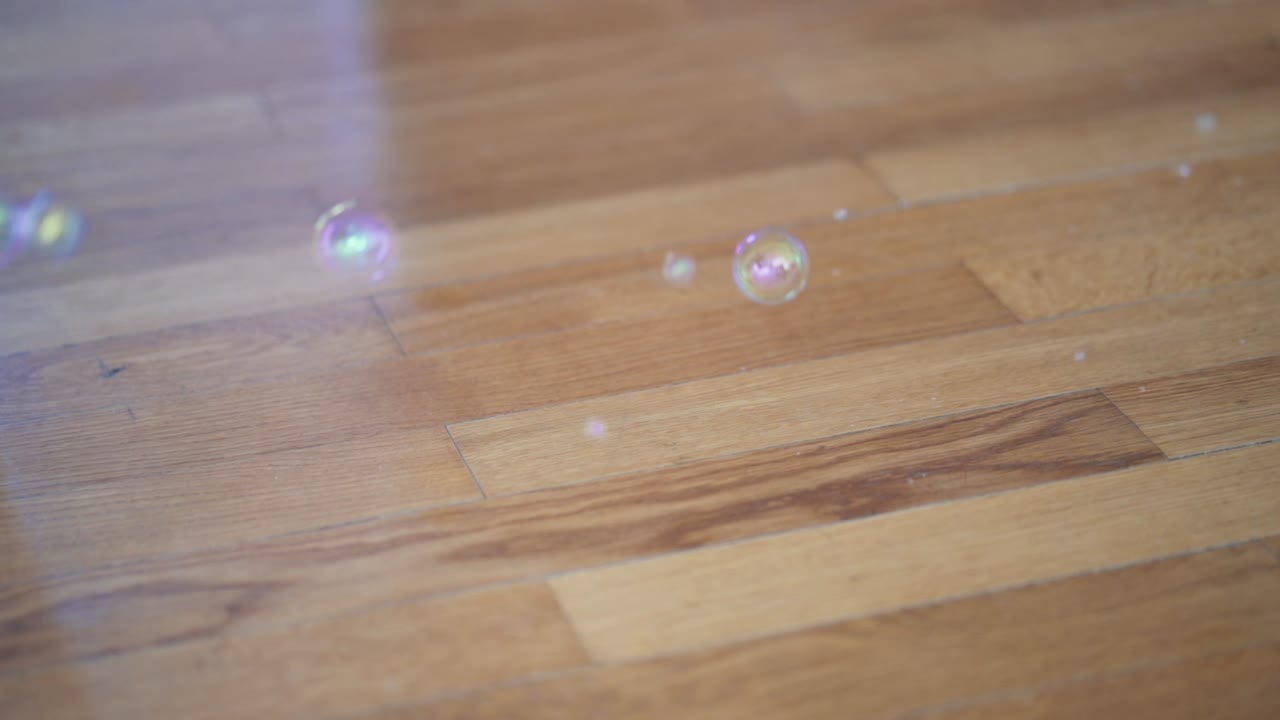 쪽모이 세공 마룻바닥에서 거품이 솟아오른다