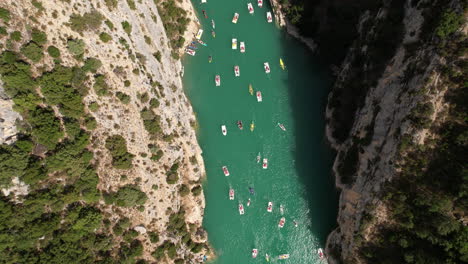 Toma-Aérea-Superior-Sobre-El-Cañón-Del-Río-Gargantas-Del-Verdon-Llenas-De-Kayaks-Y-Pedales.