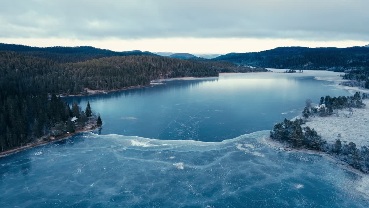 Indre Fosen, Trondelagin lääni, Norja – Jäätynyt Omundvatnet-järvi, vehreyden ympäröimänä ja kaukainen vuori näkyvissä – Dronekuva.