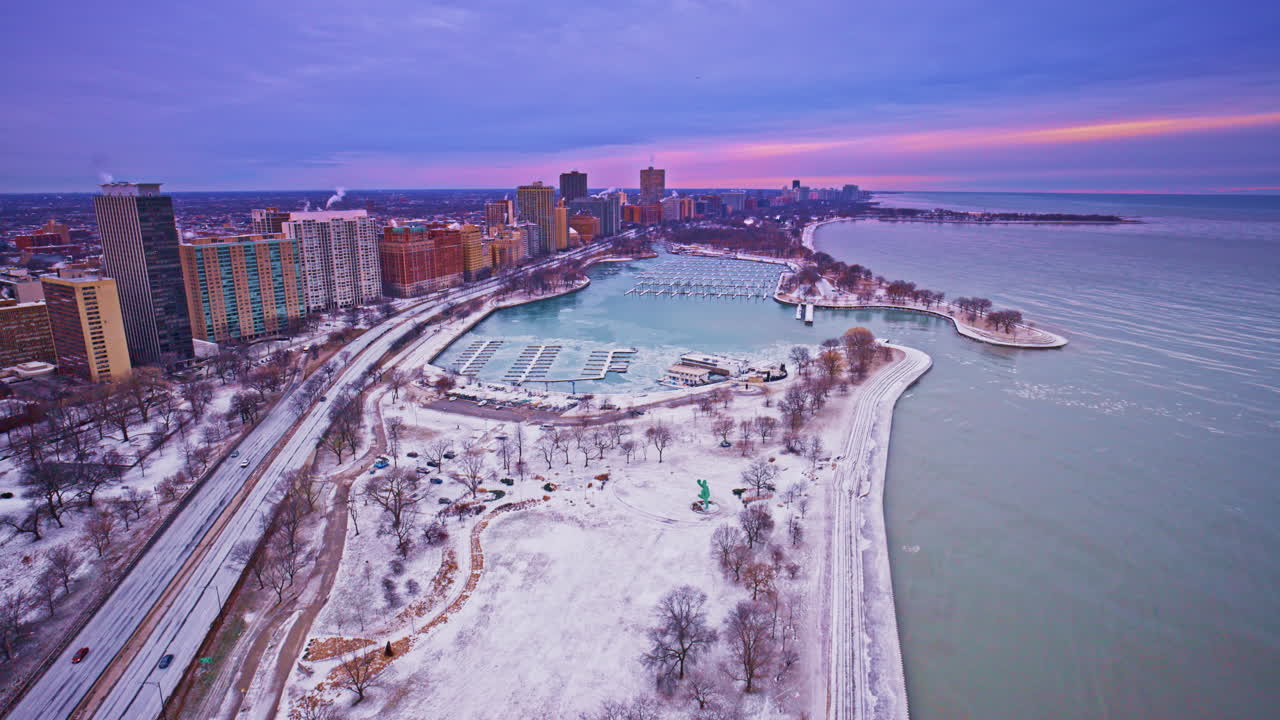 Prise de vue par drone capturant le Loop tranquille à l'aube en hiver