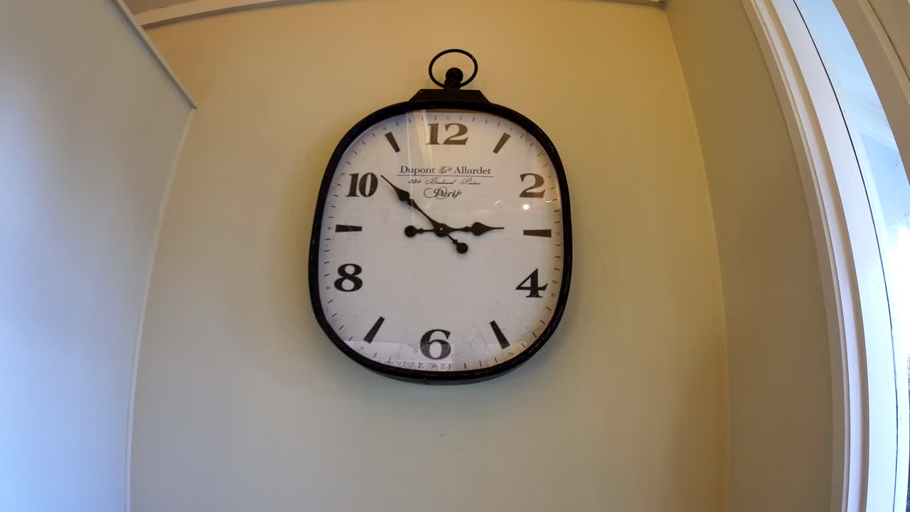 primer plano del reloj en la pared