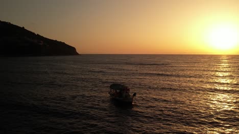 Un-Pequeño-Barco-De-Pesca-Arroja-Nido-Mientras-El-Sol-Se-Pone-En-La-Hermosa-Grecia-Mientras-El-Mar-Está-En-Calma