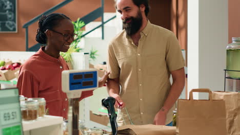 pareja diversa comprando productos frescos