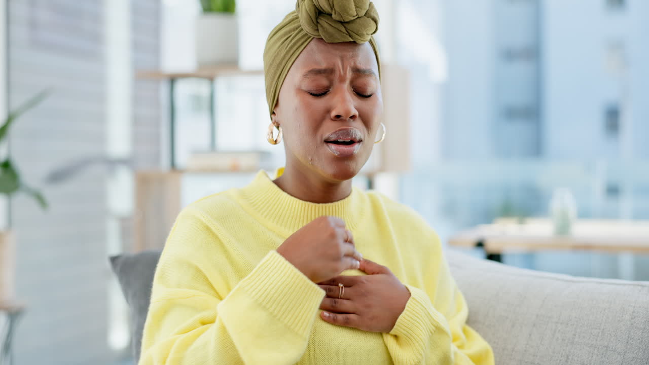 mujer negra, tos y enfermo en el sofá en casa viviendo