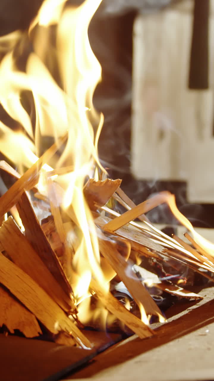 сжигание огня на камине для кузнечной работы