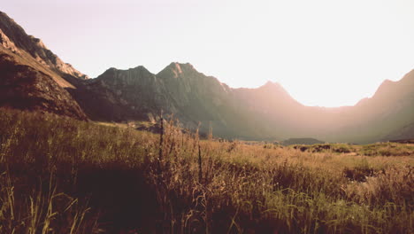 Puesta-De-Sol-En-Los-Volcanes-Patagónicos-En-Las-Montañas-De-Los-Andes