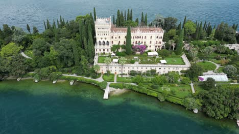 villa de la isla del garda en el lago de garda, italia
