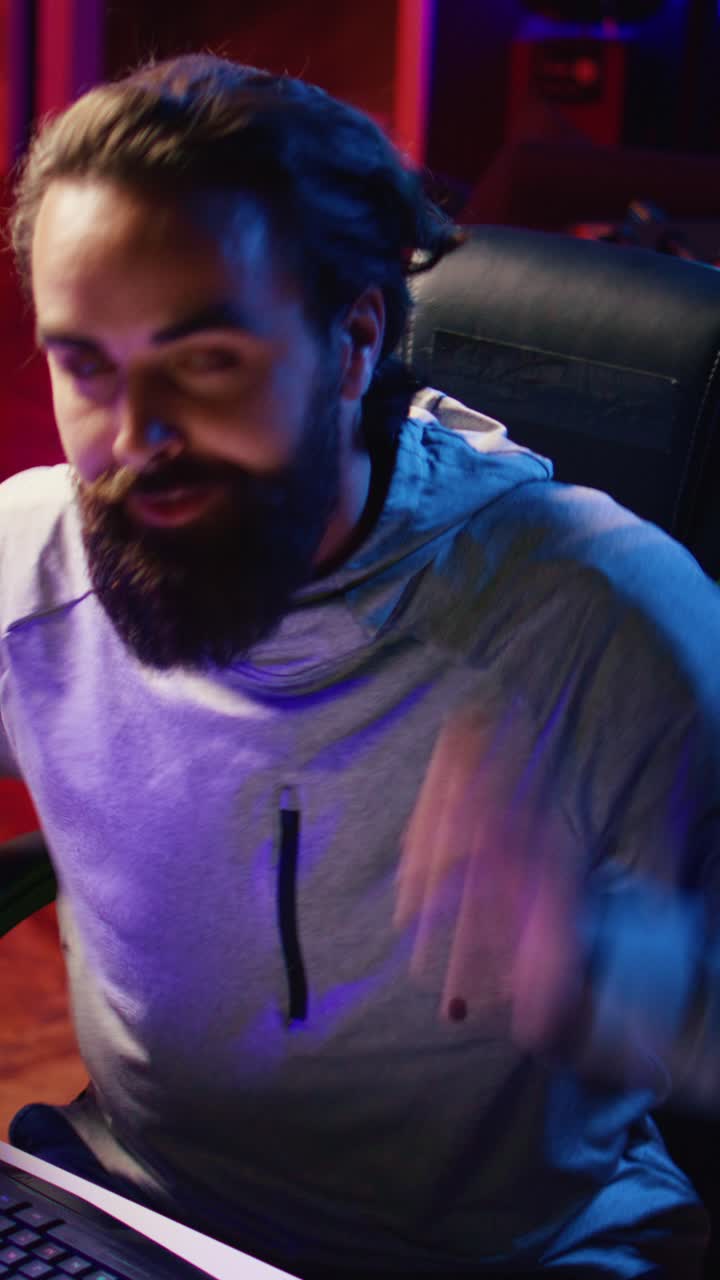 Content creator di video verticali che chatta con gli spettatori, illustrando i modi per vincere un videogioco