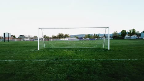 Disparo-De-Dron-De-4k-Volando-Suavemente-Hacia-La-Portería-En-Un-Campo-De-Fútbol