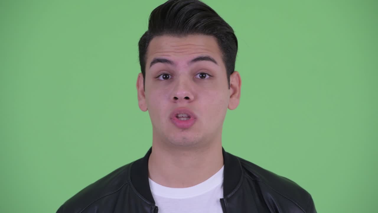 가죽 재을 입은 젊은 잘생긴 다민족 남자