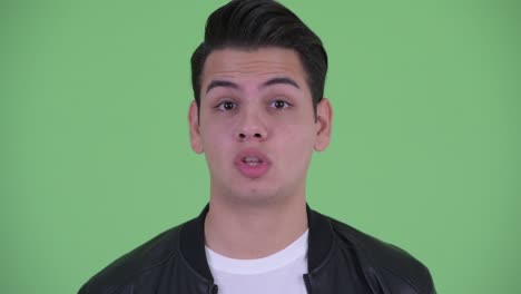 joven apuesto hombre multiétnico con chaqueta de cuero
