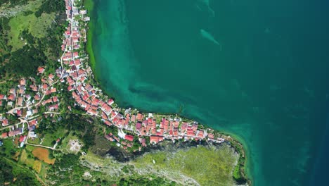 Luftaufnahme-Der-Wunderschönen-Küste-Des-Ohridsees-In-Der-Nähe-Des-Malerischen-Touristendorfs-Lin-Auf-Der-Halbinsel-Des-Ohridsees