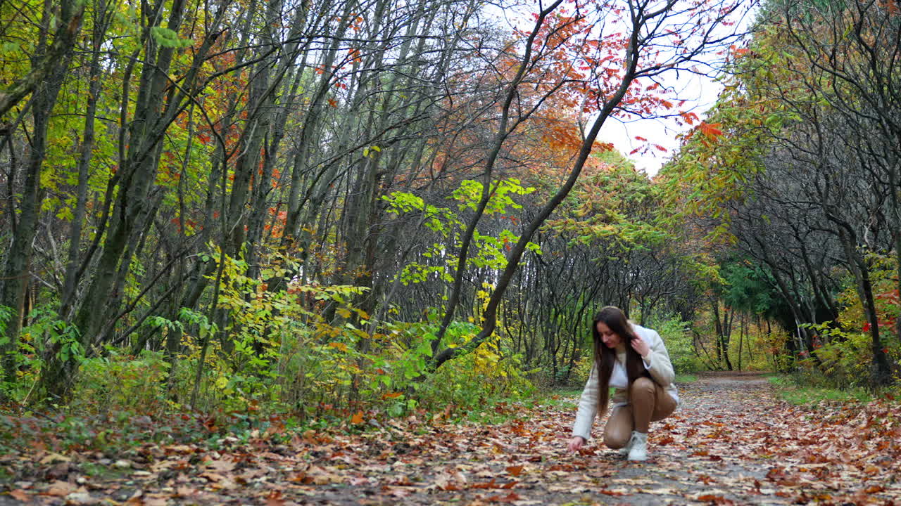 가을의 숲에서 고 있는 여자