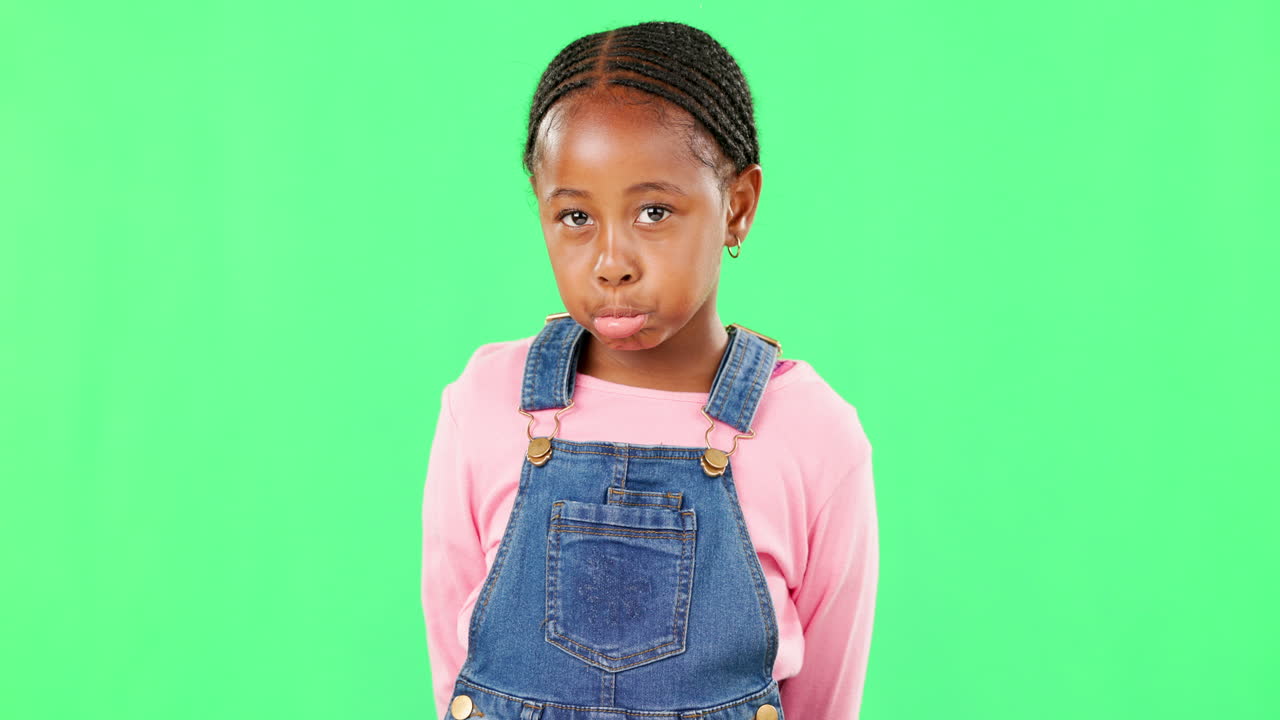 грустное, выражение и лицо ребенка на зеленом