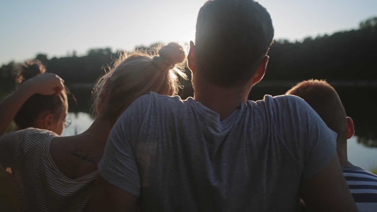 호수  ⁇ 에서 일몰을 지켜보는 가족의 오른쪽 비디오를 추적