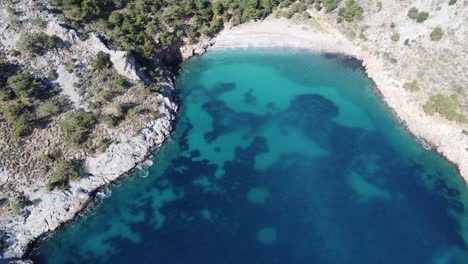 Luftdrohne-Blaues-Wasser-Mittelmeer