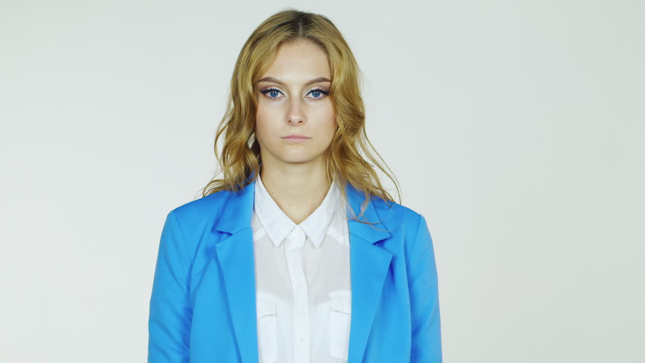 el estudiante molestó un montón de deberes, mantiene una pila de libros fotografiados en el estudio sobre una espalda blanca