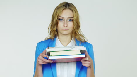 Estudiante-Molesto-Mucha-Tarea,-Mantiene-Una-Pila-De-Libros-Fotografiados-En-El-Estudio-Sobre-Un-Dorso-Blanco