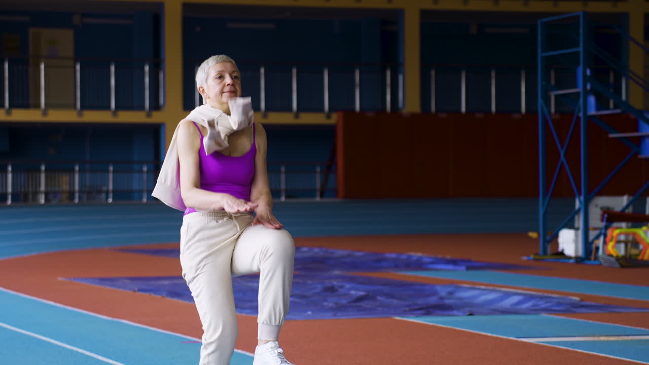 mujer mayor calentando en el interior