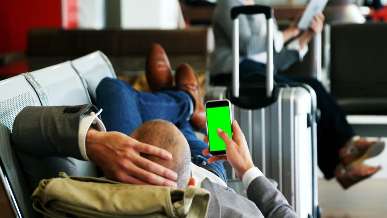 hombre de negocios usando un teléfono inteligente