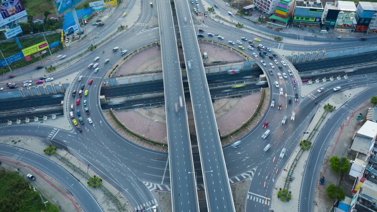 태국 방의 4k 다중 차선 고속도로에서 도시 도로의 공중 장면