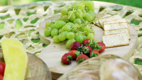 Comida-Y-Copas-De-Vino-En-La-Mesa