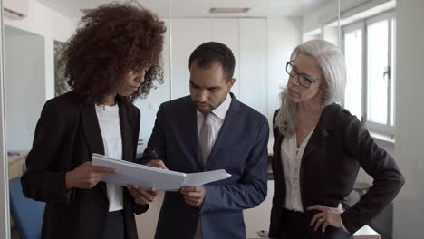 jefe de equipo comprobando el informe de los gerentes