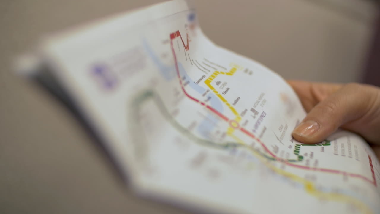 mujer con mapa de metro en el tren