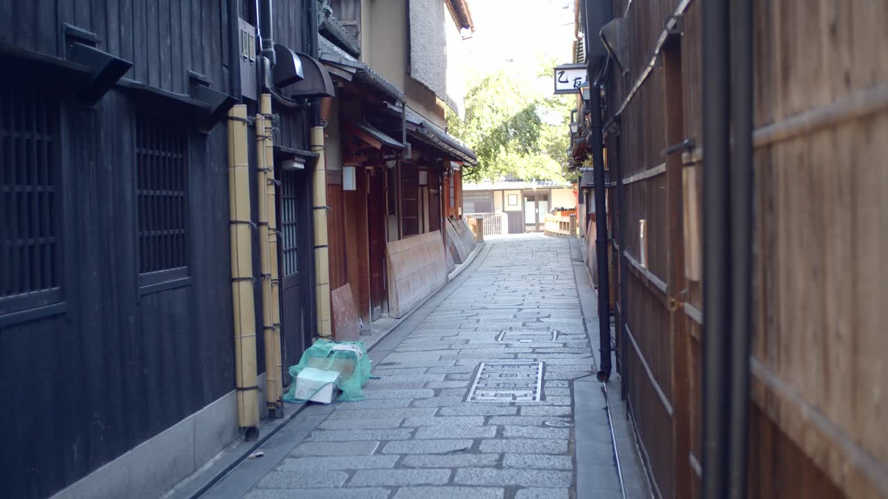 이른 아침 교토의 일본 골목길, 일본 소프트 라이팅 슬로우 모션 4k