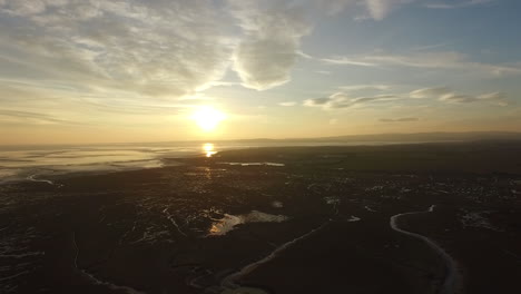 toma aérea de la puesta de sol sobre la costa norte de inglaterra