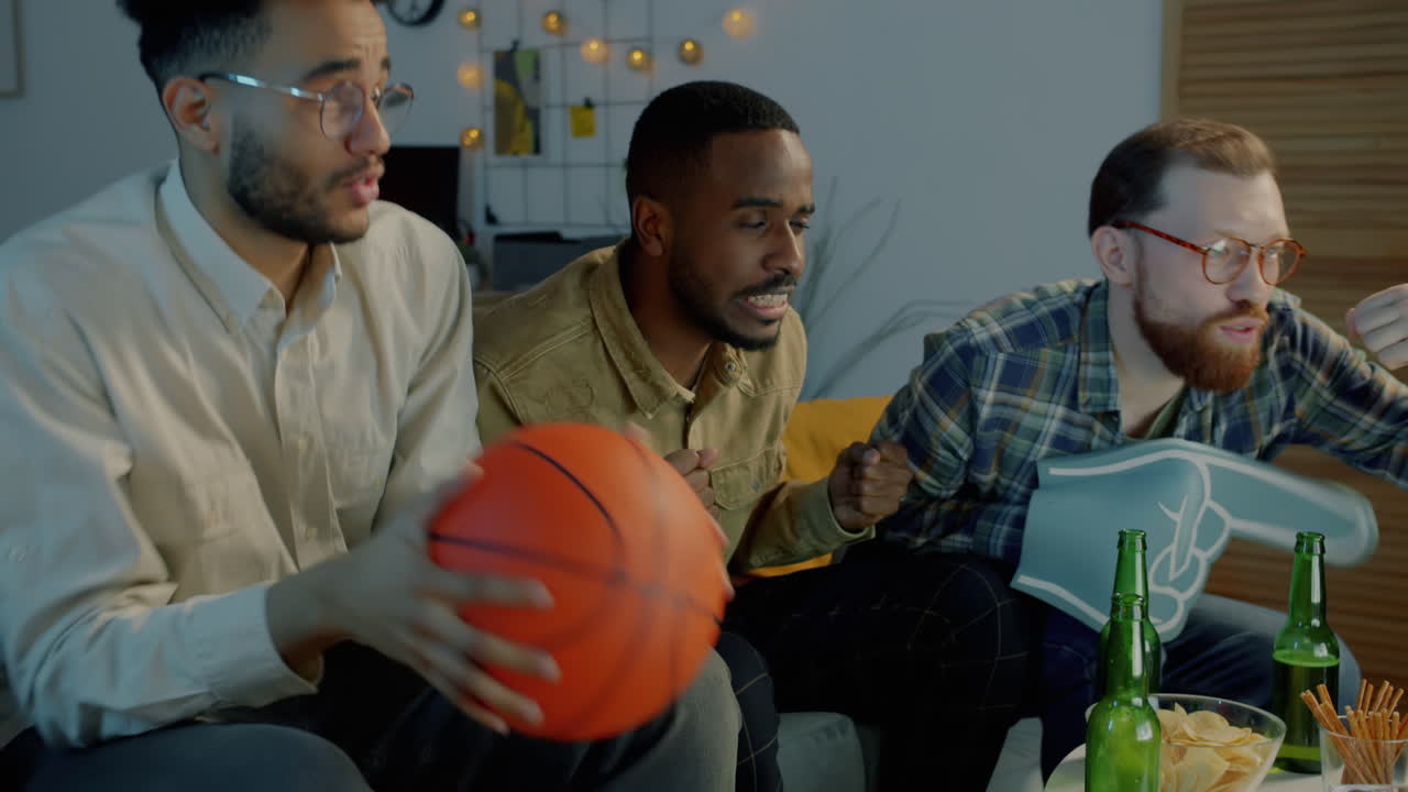 amigos viendo un juego de baloncesto.